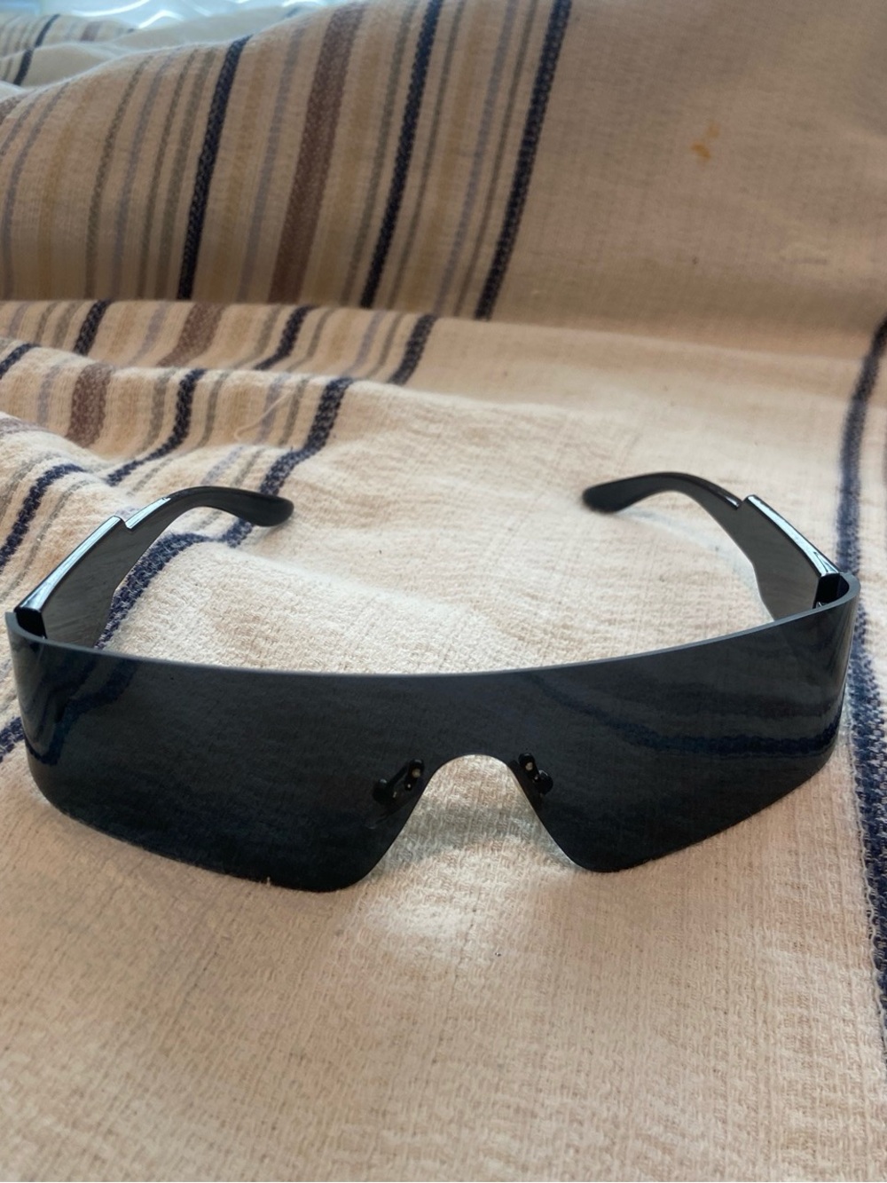 Black Shield Frameless Fashion Sunglasses with Sporty Vibe